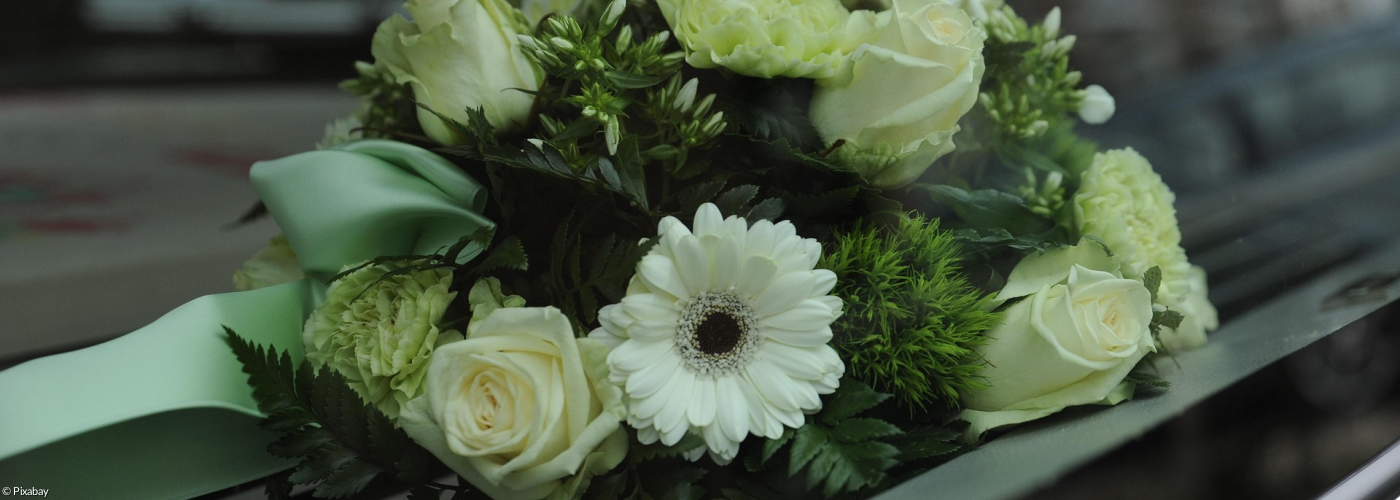Blumenschmuck auf einem Sarg