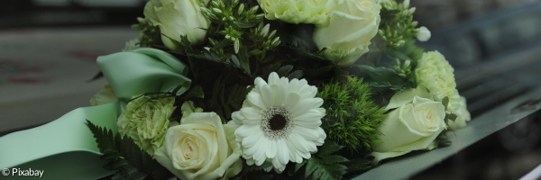 Blumenschmuck auf einem Sarg