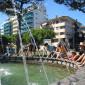 Wasserspiele am Brunnen