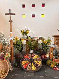 Erntedank Altar mit Obst und Gemüse