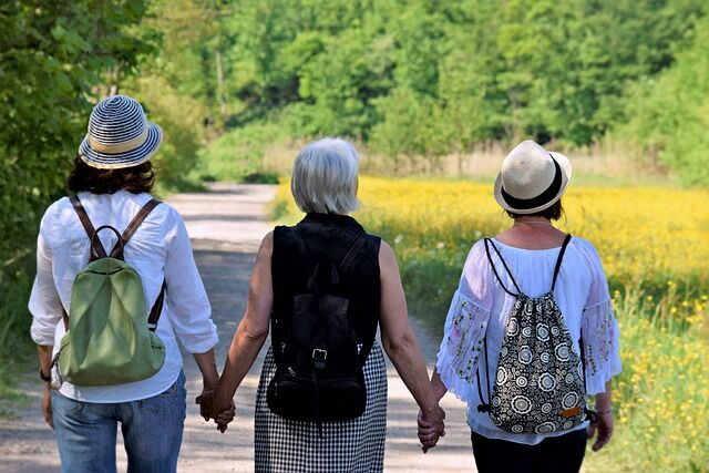 Drei Frau gehen spazieren