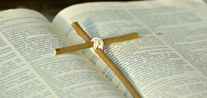 Kreuz auf aufgeschlagener Bibel